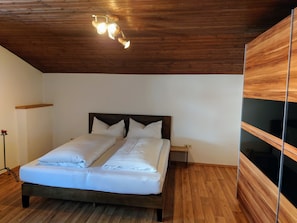 3 bedrooms, travel crib, free WiFi, bed sheets