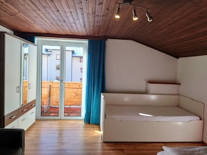 3 bedrooms, travel cot, free WiFi, bed sheets