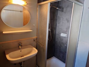 Shower, towels, toilet paper - Vacation apartment DIRECTLY at the lift in the Ski Amadé - Haus Daniel Schartner Kleinarl (Kleinarl)