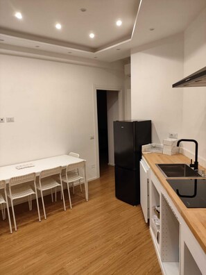Micro-ondes, four, plaque de cuisson, lave-vaisselle