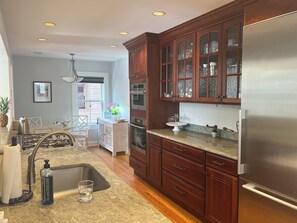 Mikrobølgeovn, ovn, kokeplater og oppvaskmaskin