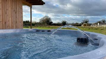Cabin | Outdoor spa tub