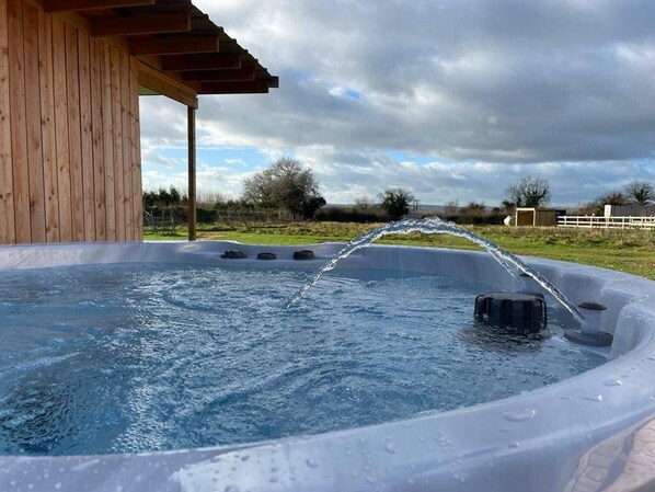 Cabin | Outdoor spa tub