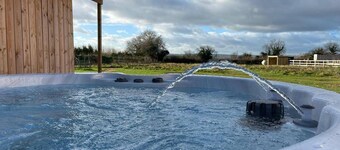 Rustic Cabin Retreat in Bristol Countryside