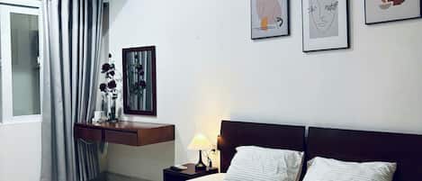 Dobbeltrom, byutsikt | Strykejern/-brett og wi-fi (inkludert)