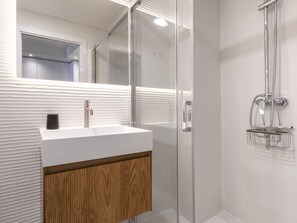 Een douche, een haardroger, handdoeken, zeep