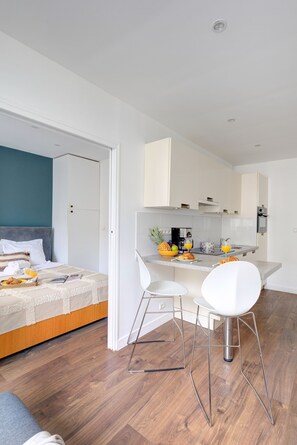 Căn hộ trung tâm thành phố, 1 giường đôi và sofa giường, không hút thuốc, quang cảnh sân vườn | Khu phòng khách | Smart TV 40-inch có truyền hình vệ tinh 