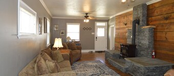 Spacious Mountain Retreat in Silverton – Perfect for Groups & Families