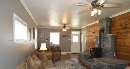 Spacious Mountain Retreat in Silverton – Perfect for Groups & Families