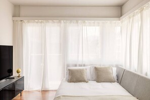 1 habitación, escritorio, tabla de planchar con plancha y cuna de viaje 
