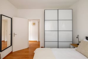 1 chambre, bureau, fer et planche Ă repasser, lit parapluie