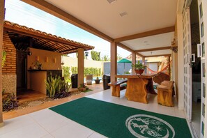 Outdoor dining - Pouso das Fadas House with Maid and Chef (Barra Grande)