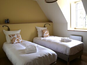 2 chambres, fer et planche à repasser, Wi-Fi, draps fournis
