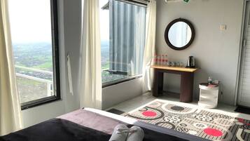 Family Room, City View | Desk, free WiFi