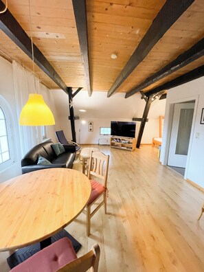 Panoramic Condo, Garden View | Living area | 100-cm flat-screen TV with satellite channels - Ferienwohnungen in Hollern-Twielenfleth (Hollern-Twielenfleth)