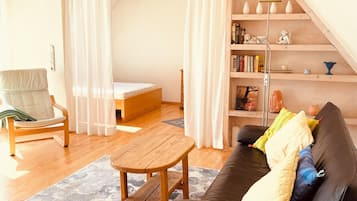 Appart'hÎtel Confort, vue jardin | Coin séjour | Télévision à écran plat de 100 cm avec chaßnes par satellite