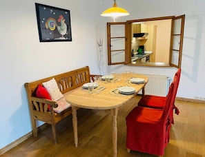 Family Condo, Garden View | Living area | 100-cm flat-screen TV with satellite channels - Ferienwohnungen in Hollern-Twielenfleth (Hollern-Twielenfleth)