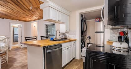 Pet-friendly 2BR Ranch, Wifi, Parking Near RTP