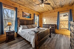 4 bedrooms, desk, iron/ironing board, free WiFi