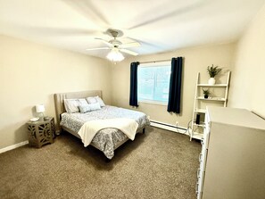 1 slaapkamer, een bureau, wifi (toeslag), beddengoed