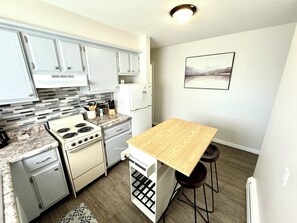 Een koelkast, een microgolfoven, een oven, een kookplaat