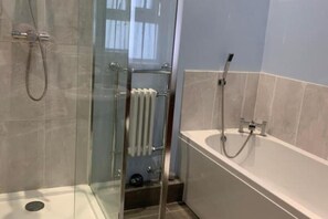 Shower, hair dryer, towels, soap - Cozy barn conversion within minutes from Silverstone. (Towcester)