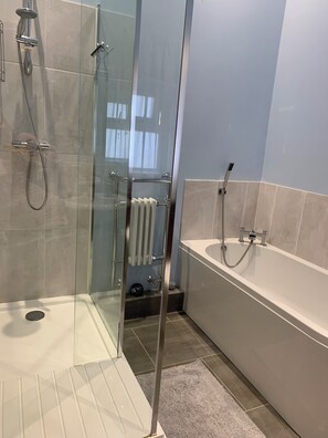 Dusche, Haartrockner, Handtücher, Seife
