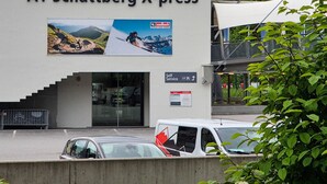 Ein modernes Gebäude mit einem Schild, auf dem 