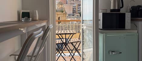 Quarto triplo, sacada, vista parcial para o mar | Sacada
