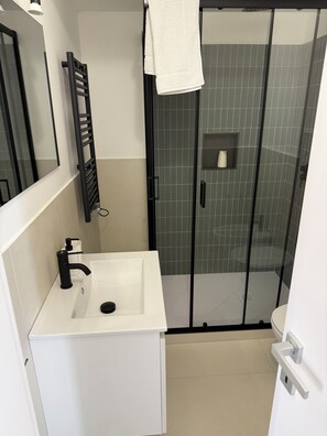 Family Triple Room, Balcony, Partial Sea View | Bathroom - Miravalle Agrigento 2 (Agrigento)