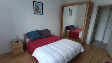 1 bedroom, bed sheets