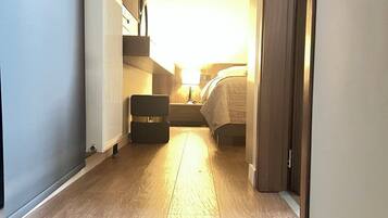 1 quarto, ferros/tábuas de passar roupa, berço de viagem