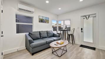 Condo Deluxe, 1 habitación, para no fumadores, patio | Sala de estar | Televisión de 60 pulgadas con canales digitales