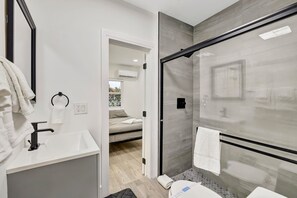 Condo luxo, 1 quarto, para não fumantes, varanda | Banheiro | Chuveiro, produtos de toalete grátis, secador de cabelo