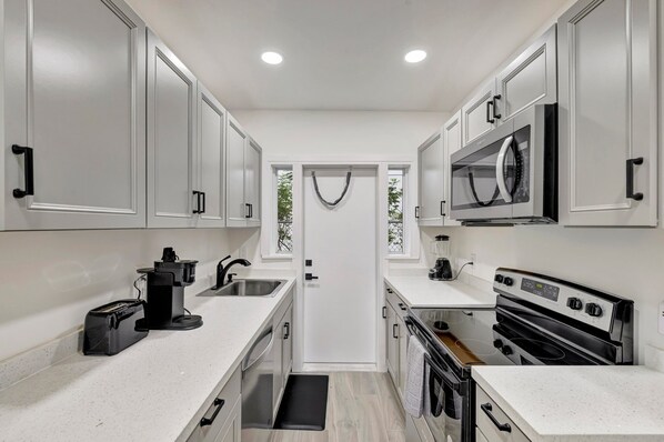 Deluxe Condo, 1 Bedroom, Non Smoking, Patio | Private kitchen | Full-size fridge, microwave, oven, stovetop - 2918 Unit 2 (Fort Lauderdale)