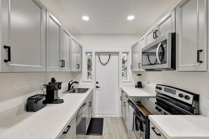 Deluxe Condo, 1 Bedroom, Non Smoking, Patio | Private kitchen