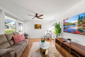 TV, fireplace - Family house,3 Rooms,4Beds, 5 to 8 People,Pet-Friendly Big Yard lots of Parking (Duffy)