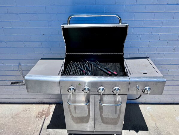 A stainless steel outdoor grill with a side burner and a built-in thermometer. - Family house,3 Rooms,4Beds, 5 to 8 People,Pet-Friendly Big Yard lots of Parking (Duffy)