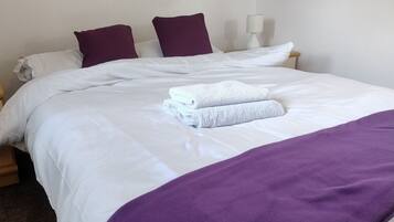 2 bedrooms, iron/ironing board, free WiFi, bed sheets