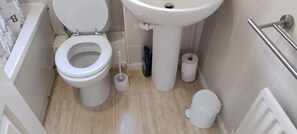 Handtücher, Seife, Toilettenpapier
