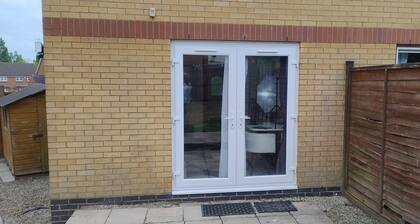 Entire 2 Bedroom House with Parking in Coventry, West Midlands