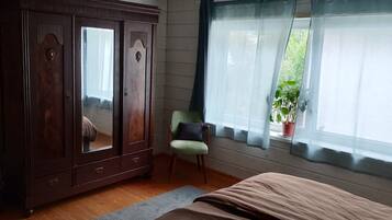 2 habitaciones, tabla de planchar con plancha y cuna de viaje