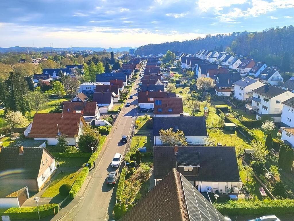 Ein Wohngebiet mit Häusern und einer Straße.
