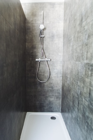 Shower, hair dryer, towels, soap. Attractive apartment on the outskirts with good connections to the city and highway.