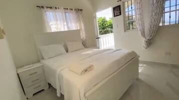 5 bedrooms, iron/ironing board, WiFi, bed sheets