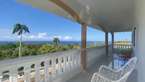 Luxurious 5-bedroom villa with WiFi, Pool, Jacuzzi and AC enchanting Cabrera