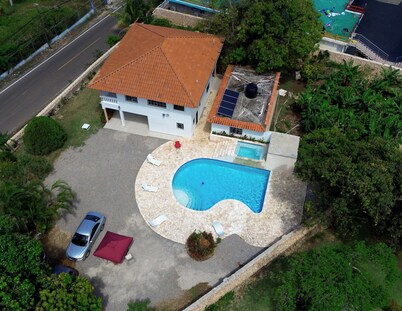 Luxurious 5-bedroom villa with WiFi, Pool, Jacuzzi and AC enchanting Cabrera