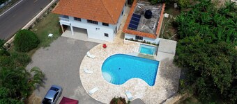 Luxurious 5-bedroom villa with WiFi, Pool, Jacuzzi and AC enchanting Cabrera