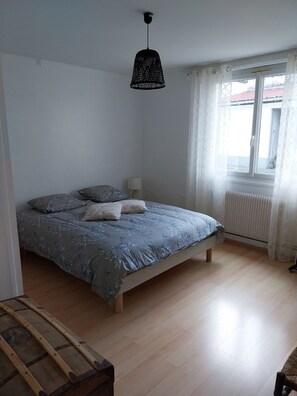 2 habitaciones, tabla de planchar con plancha, wifi y ropa de cama 