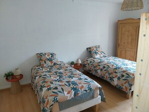 2 bedrooms, iron/ironing board, WiFi, bed sheets